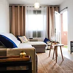 Lägenhet Comfortable Duplex With Garage And Working Space